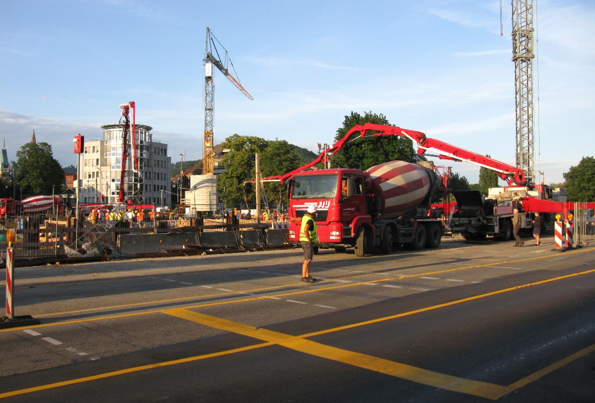 Betonierung der Freiburger Kronenbrücke, Fahrmischer liefern an beiden Ufern Transportbeton an 