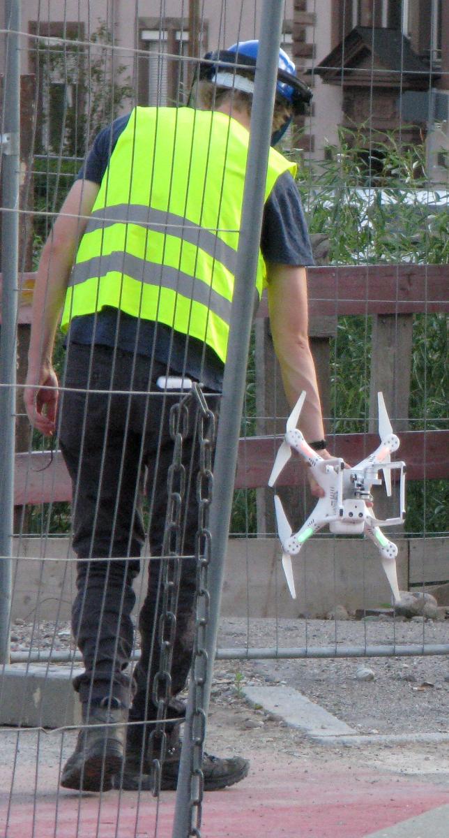 Betonierung der Freiburger Kronenbrücke, Mitarbeiter des SWR mit einer Drohne 