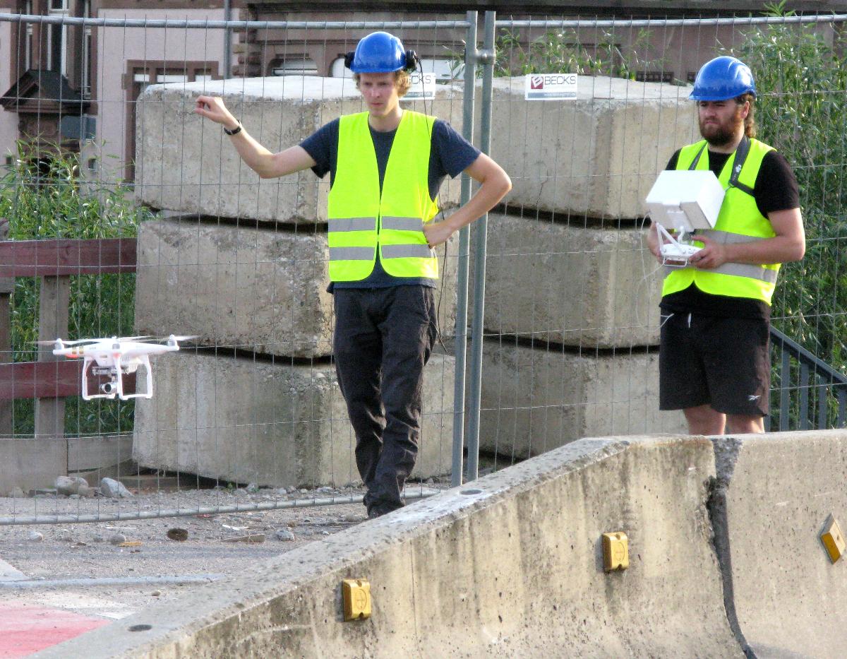 Betonierung der Freiburger Kronenbrücke, Mitarbeiter des SWR starten eine Drohne 