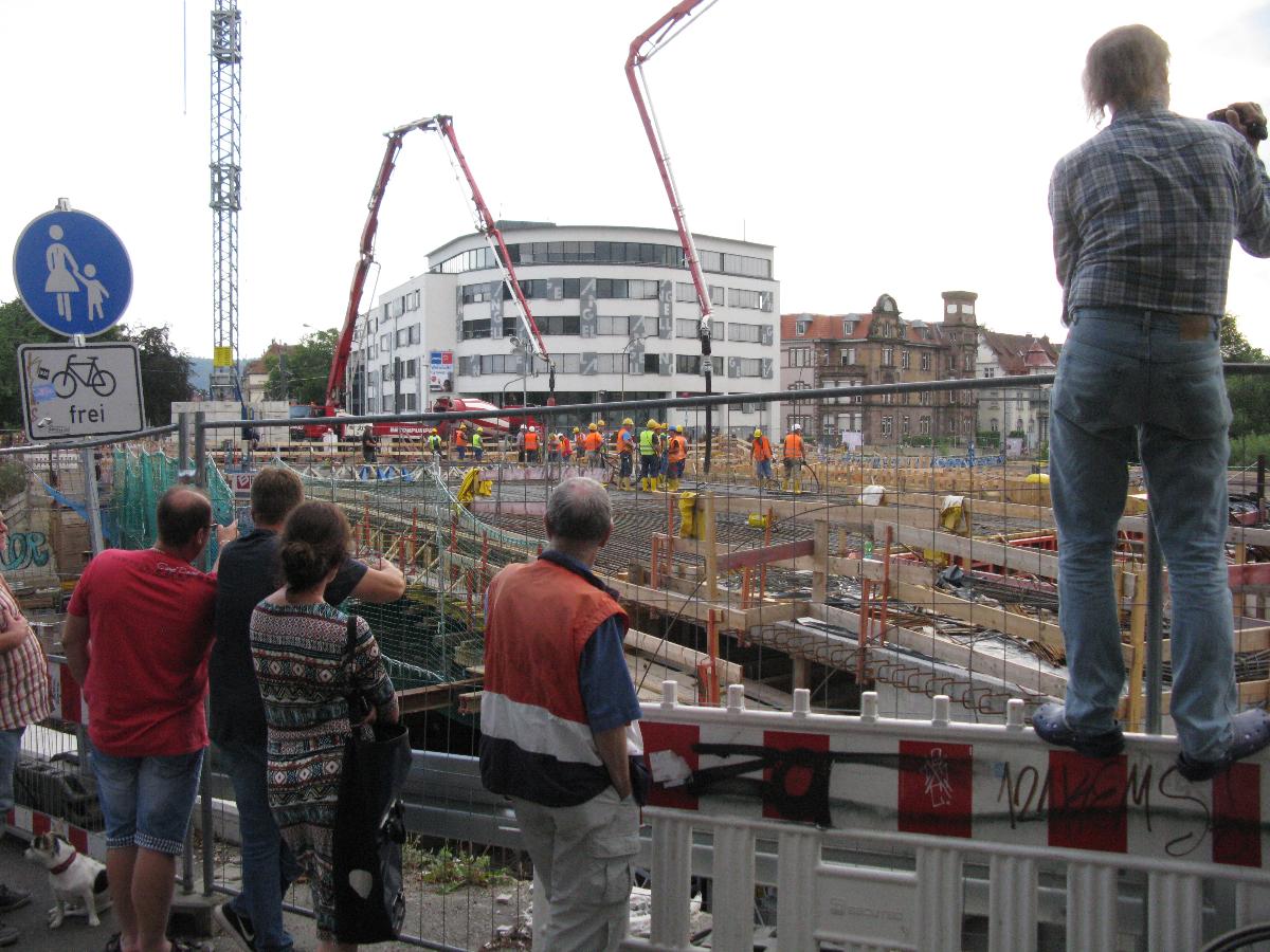 Betonierung der Freiburger Kronenbrücke, Schaulustige 