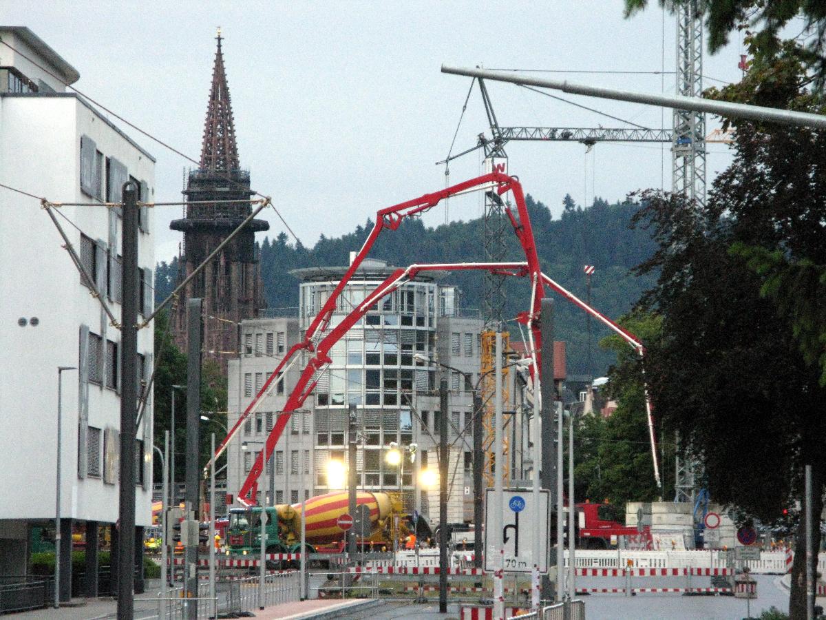 Betonierung der Freiburger Kronenbrücke, Blick durch dier Kronenstraße, im Hintergrund der Münsterturm 