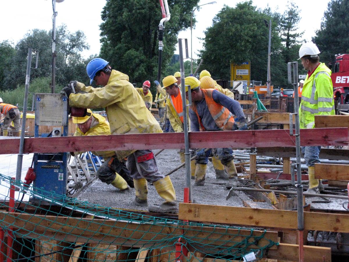 Betonierung der Freiburger Kronenbrücke, richten der Glättungsmaschine 