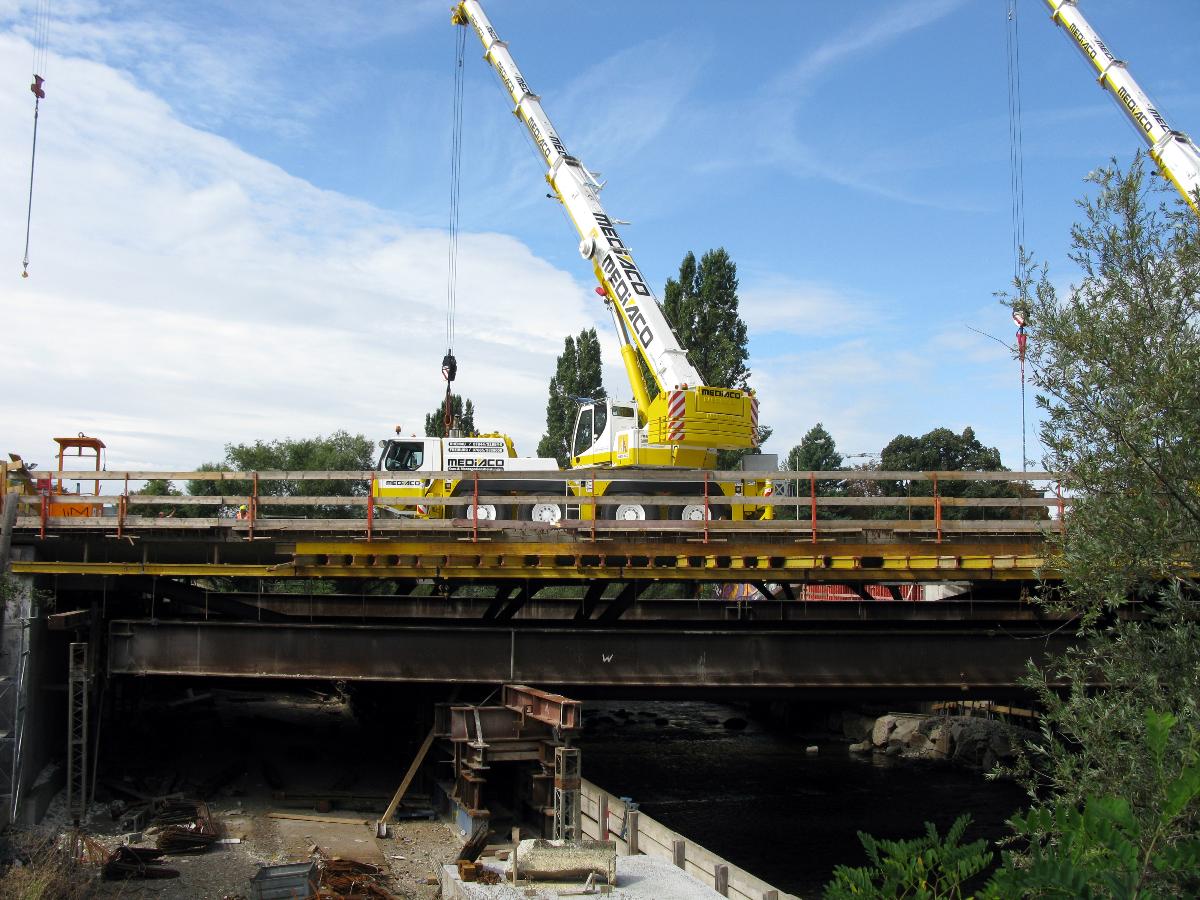 Neubau der Freiburger Kronenbrücke, Abbau der Hilfskonstruktion mit Autokränen 