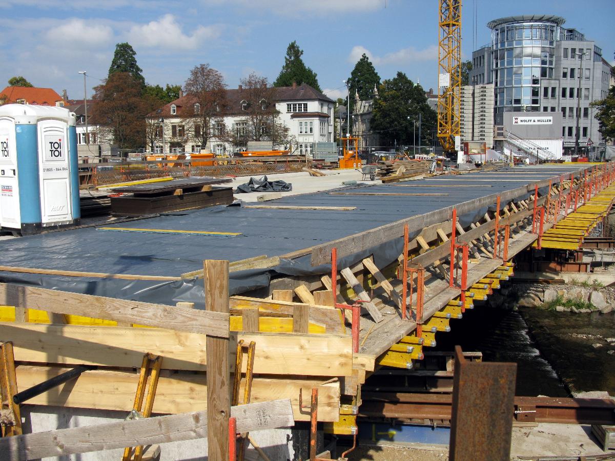 Neubau der Freiburger Kronenbrücke, Verschalung der Seiten zum Betonieren der Gehwege 