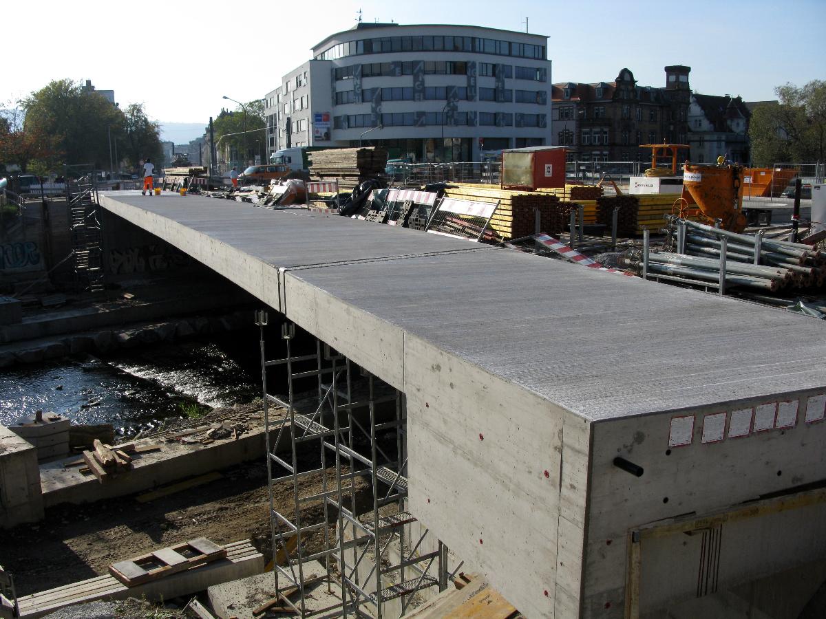 Neubau der Freiburger Kronenbrücke, Betonierte der Gehwege 