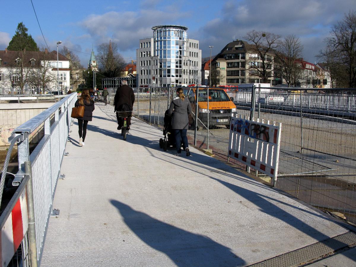 Fußgänger und Radfahrer dürfen schon die neue Kronenbrücke in Freiburg auf der Westseite benutzen 