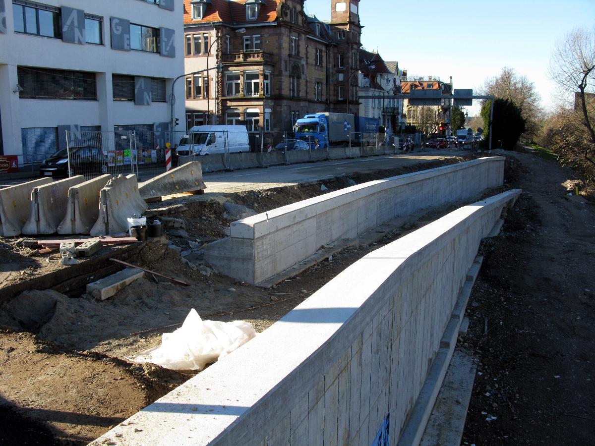 Rampe zum Radweg an der Südwestecke der Freiburger Kronenbrücke 