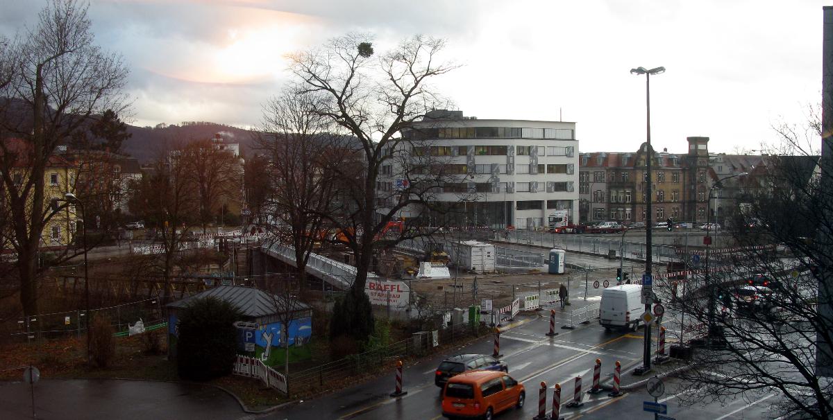 die neue Kronenbrücke in Freiburg mit Geländer, links ist noch die Behelfsbrücke zu sehen 