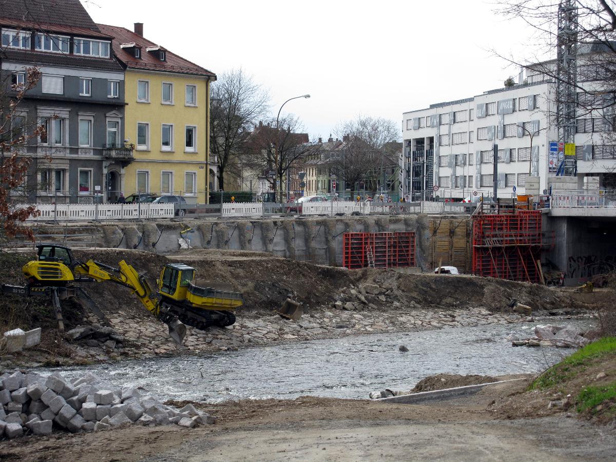 Bau der Radwegrampe an der Südostecke der Freiburger Kronenbrücke, im Hintergrund rechts die Angell-Akademie 