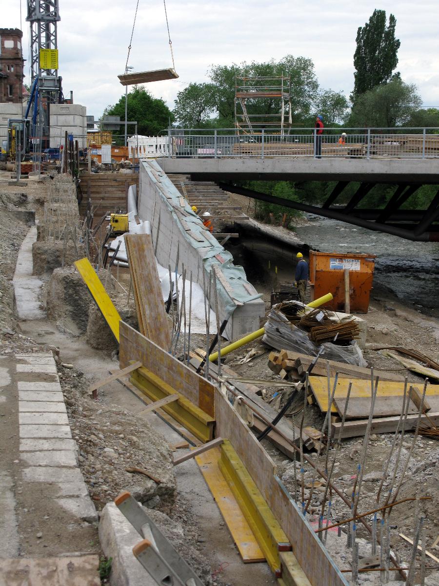 Eine Radfahrrampe an der Südostecke der Freiburger Kronenbrücke wird gebaut. 