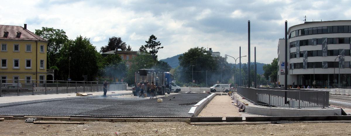 Asphaltierung der östlichen Fahrbahn der Freiburger Kronenbrücke, rechts die Angell-Akademie 