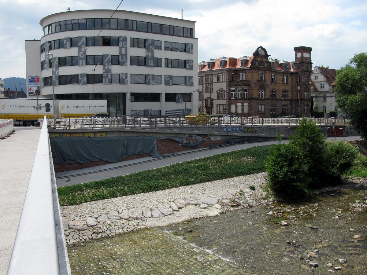 Rampe an der Südwestecke der Freiburger Kronenbrücke, im Hintergrund die Angell-Akademie 