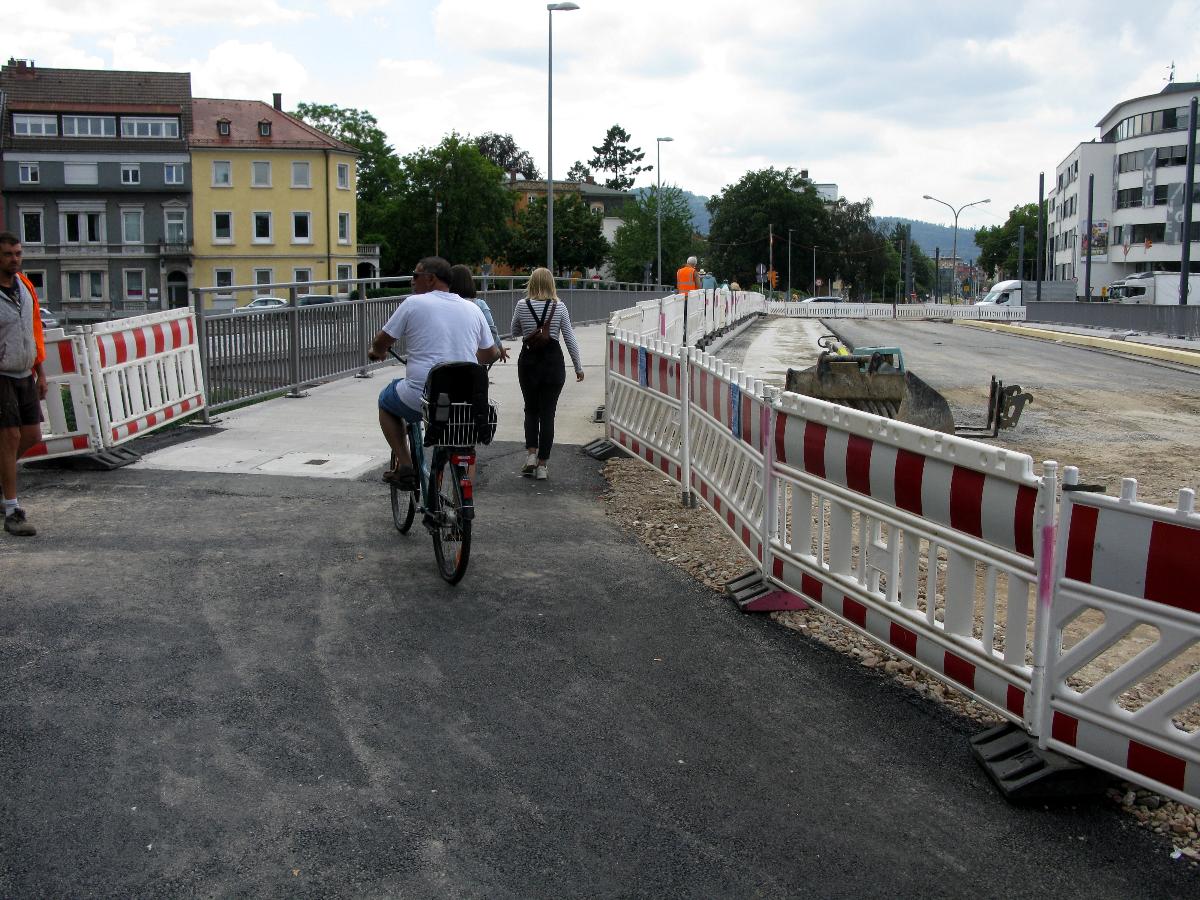 Neubau der Freiburger Kronenbrücke, Fuß- und Radweg östlich der Brücke, rechts die Angell-Akademie 