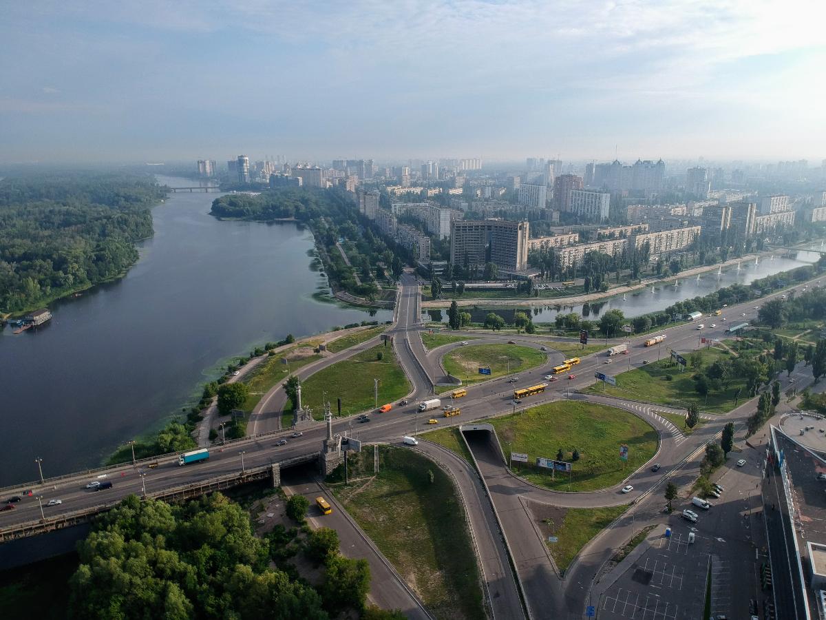 Aerial photograph of Dniprovska Embankment and Sobornosti avenue intersection 