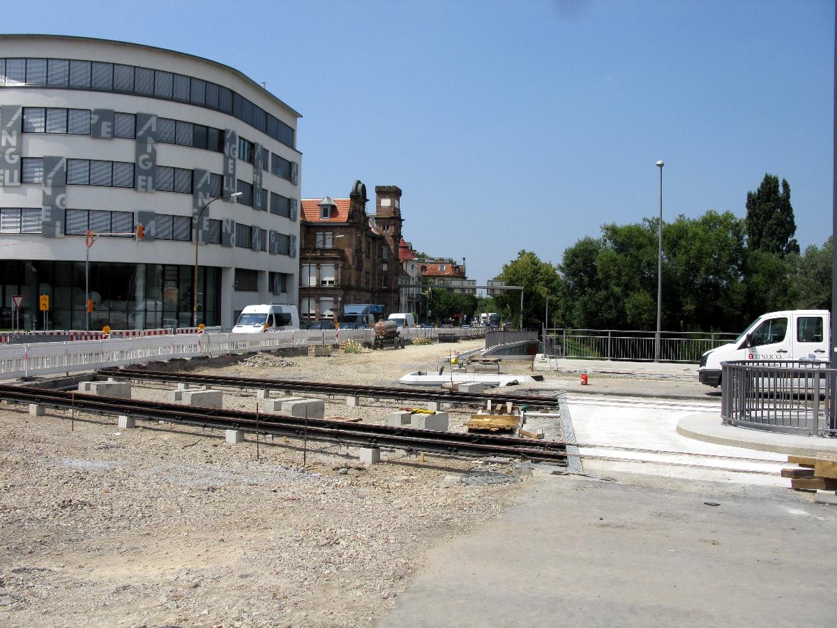 Neubau der Freiburger Kronenbrücke, Gleisbau, im Hintergrund die Angell-Akademie 