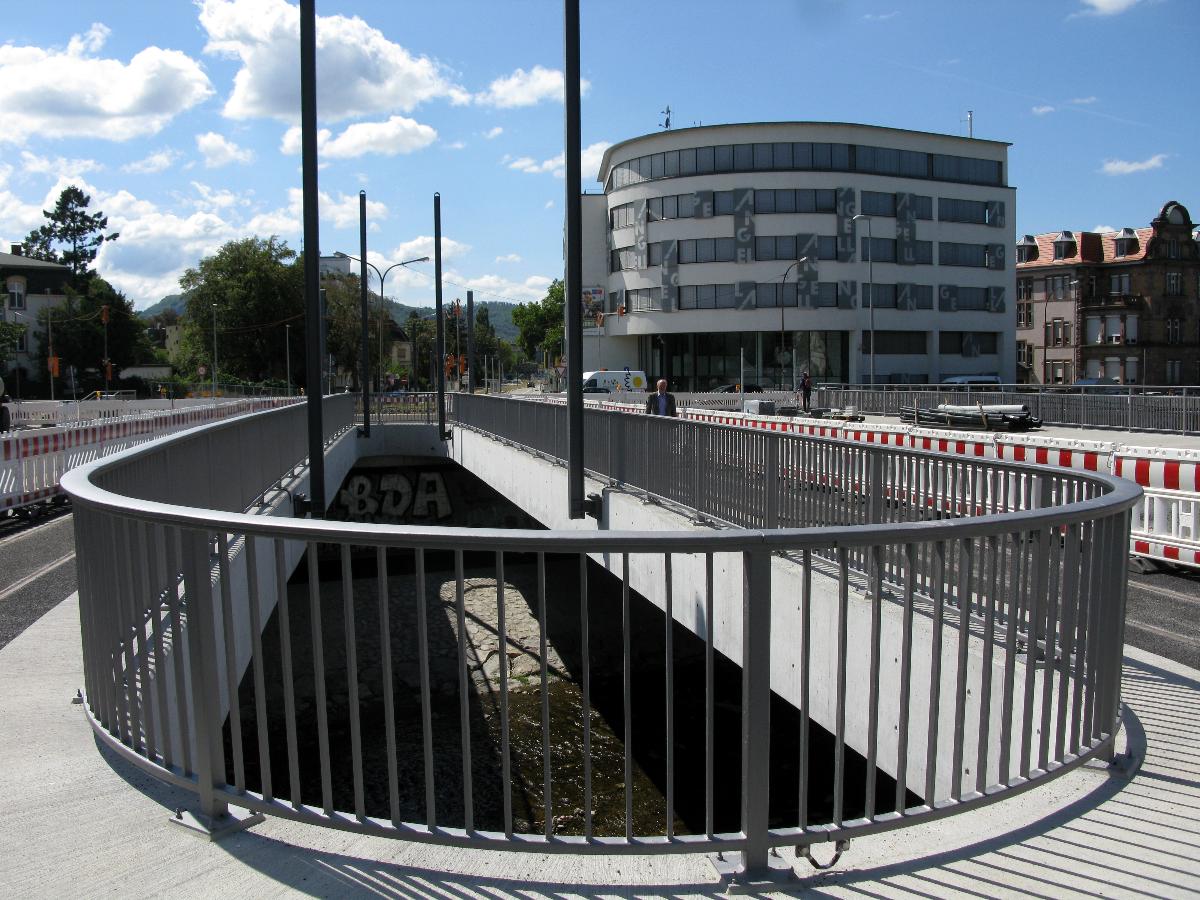 Neubau der Kronenbrücke in Freiburg Die - im Vergleich zur alten Brücke - schmalere Lichtöffnung mit Fahrleitungsmasten, im Hintergrund die Angell-Akademie