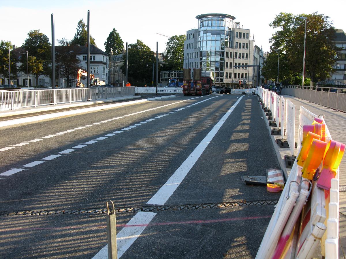Fahrbahnmarkierungen werden auf der Freiburger Kronenbrücke aufgetragen 