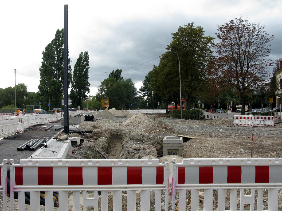 Arbeiten zum Anschluss von Fahrbahn und Stadtbahngleisen am Nordende der Freiburger Kronenbrücke 