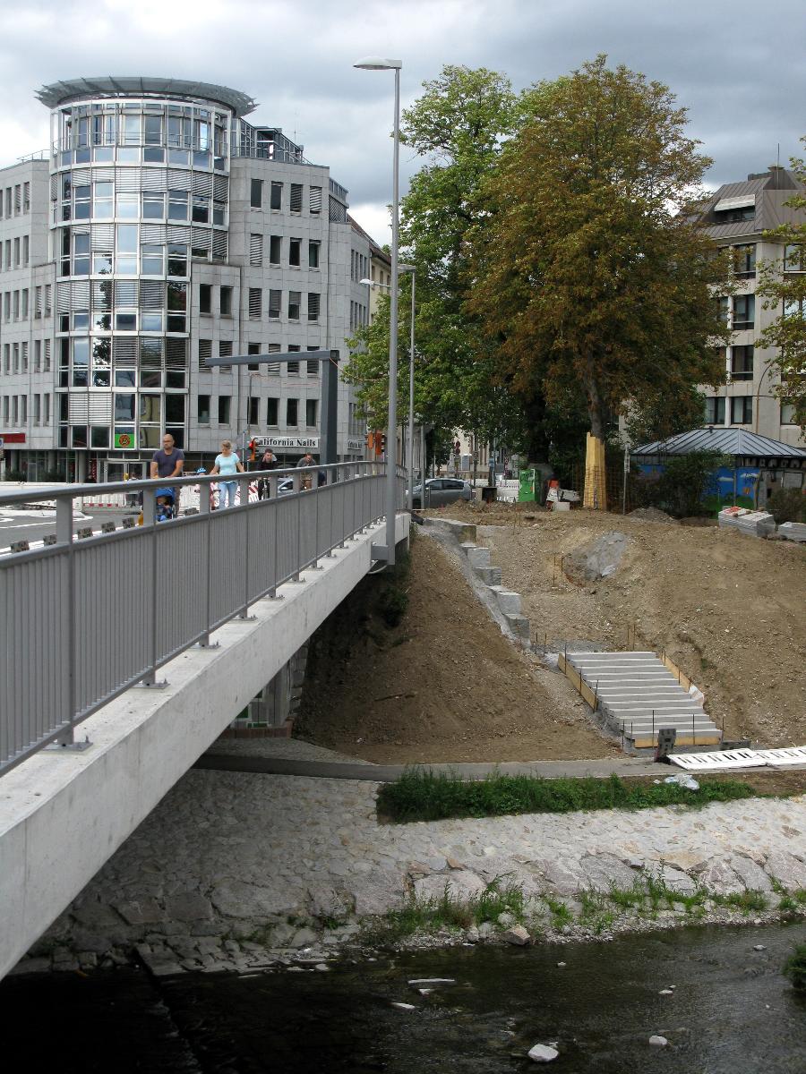 Eine Treppe wird an der Nordostecke der Freiburger Kronenbrücke gebaut. 