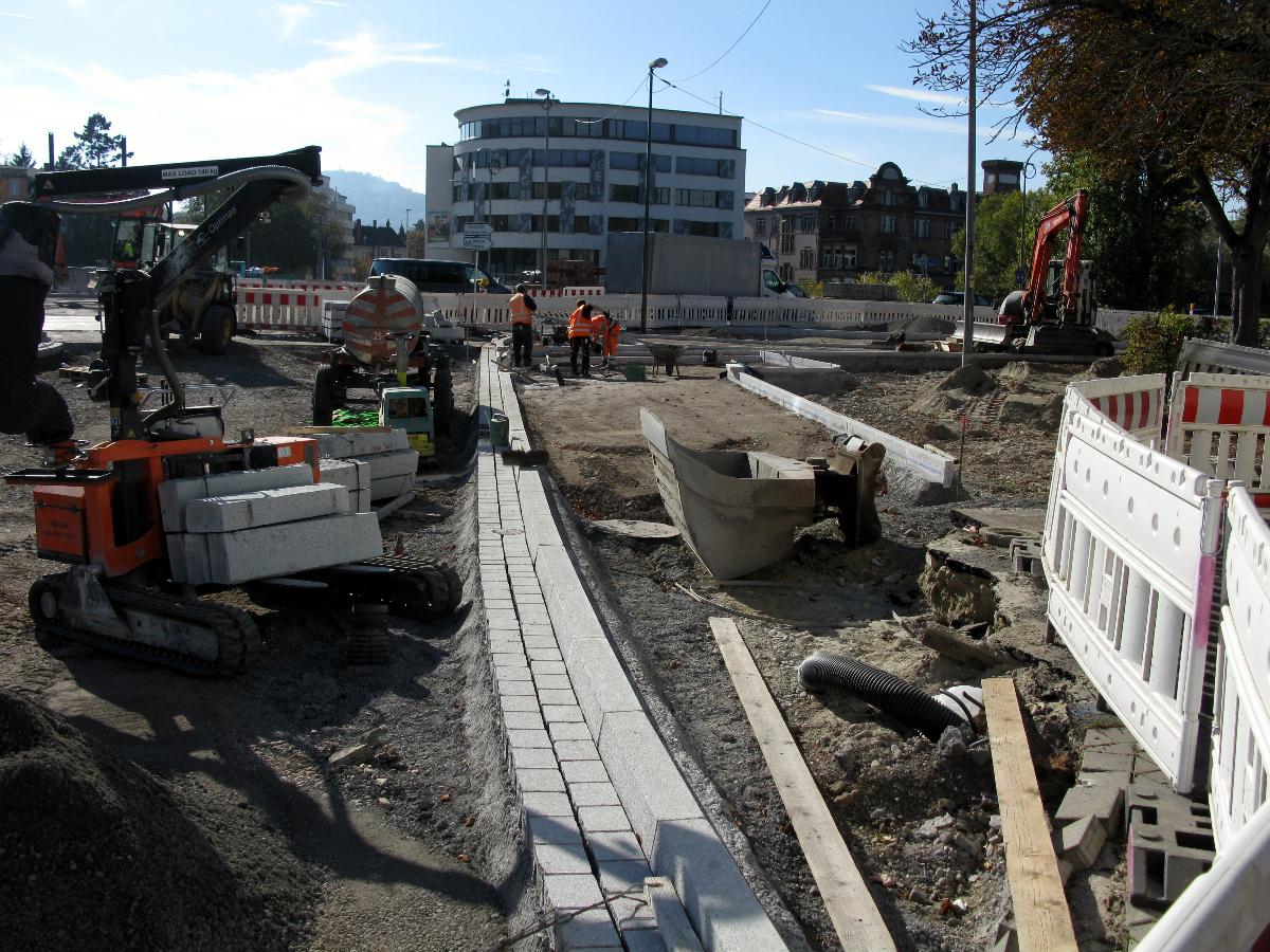 Gleis- und Straßenbau nördlich der Freiburger Kronenbrücke, im Hintergrund die Angell-Akademie 