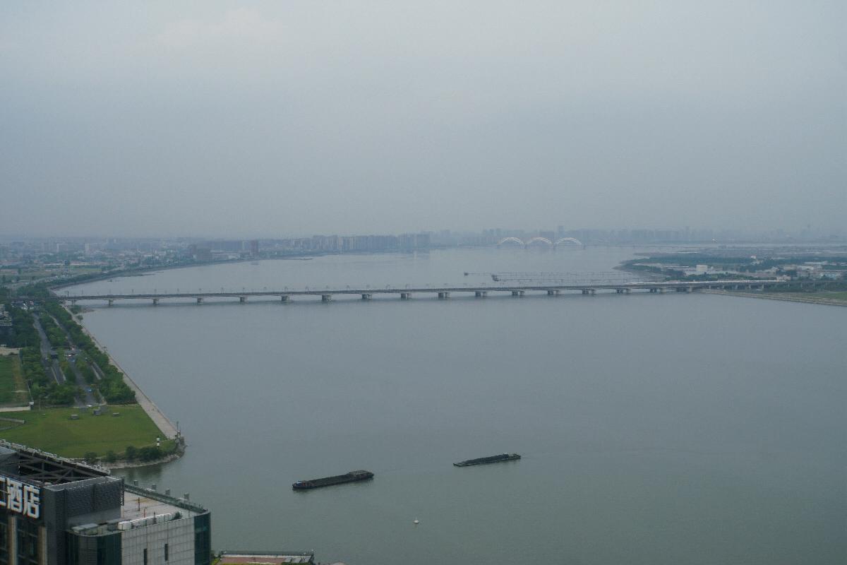 中文：从远处俯瞰钱江二桥和钱江铁路新桥 