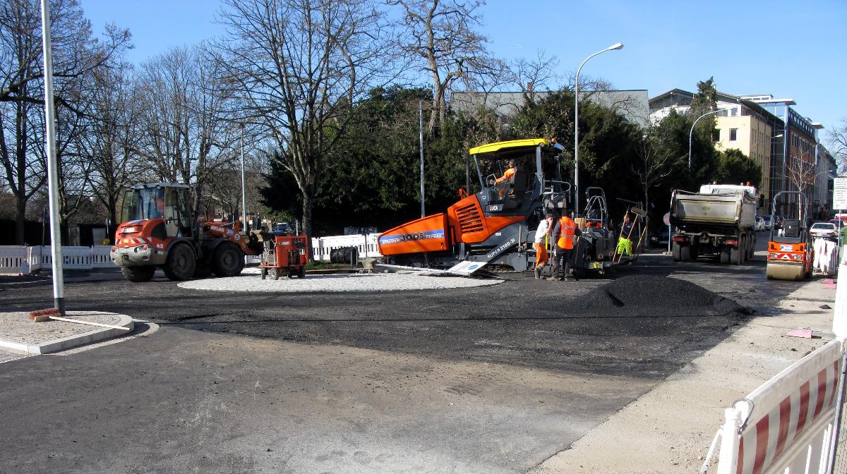 Bauarbeiten zum Anschluss der Wilhelmstraße (rechts) an die Kronenbrücke in Freiburg, links die Faulerstraße 