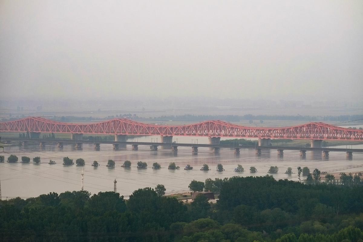 Railways bridges on the Yellow River in Zhengzhou The remains of the piers of the old Beijing-Hankou Railway Yellow River Bridge