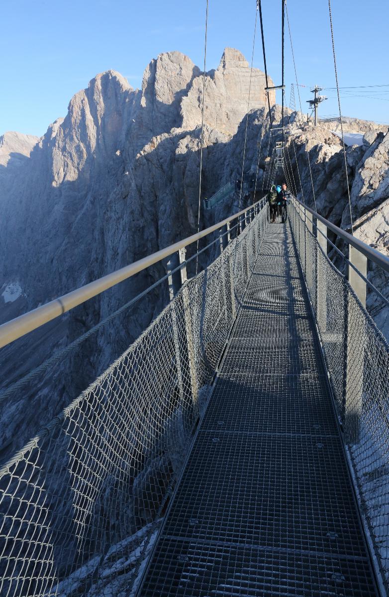Dachstein Hängebrücke Hängebrücke bei der Bergstation der Dachsteinseilbahn. Blick zu Hohem Dachstein, Dirndln, Schladminger Gletscher. Ramsau am Dachstein, Steiermark, Österreich