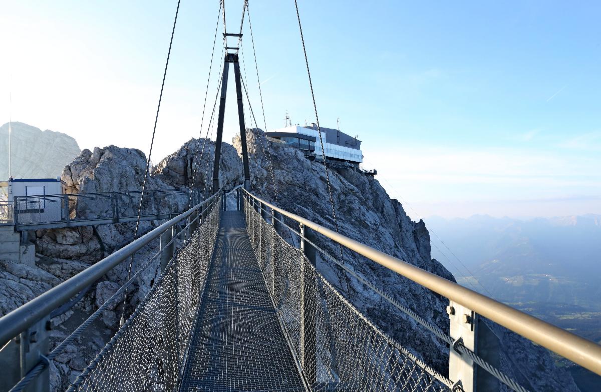 Dachstein Hängebrücke Hängebrücke bei der Bergstation der Dachsteinseilbahn. Blick zum Hunerkogel mit der Bergstation. Ramsau am Dachstein, Steiermark, Österreich