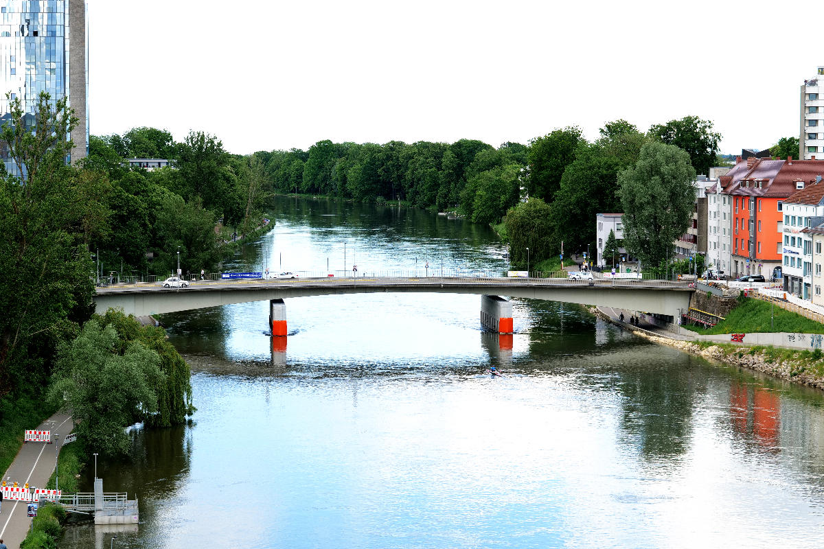 Die in Ulm im Mai 2024 vom Berblingerturm aus fotografiert. Im Wasser sichtbar die Hilfsstützen. 