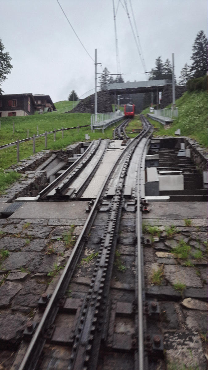 Mediendatei Nr. 464406 Die Bahn fährt auf einer 4,618 km[2] langen Schmalspurstrecke (Spurweite 800 mm) und überwindet eine Höhendifferenz von 1635 m. Es finden sich auch Längenangaben von 4,27 Kilometer[3], was sich auf das Längenmass der Basis beziehen wird, wie sie bei Vermessungen üblich ist. Die maximale Steigung von 48 % macht sie zur steilsten Zahnradbahn der Welt. Da bei dieser Steigung bei herkömmlichen Zahnstangen mit vertikalem Eingriff die Gefahr des Aufkletterns des Zahnrades aus der Zahnstange besteht, entwickelte Eduard Locher speziell für diese Bahn eine Zahnstange mit seitlichem Eingriff (Zahnradsystem Locher). Wegen dieser Zahnstange ist die Verwendung herkömmlicher Weichen nicht möglich − stattdessen werden Schiebebühnen und Gleiswender verwendet. Die Pilatusbahn wird von Mai bis November betrieben. Es stehen 8 Triebwagen Bhe 2/2 der Baujahre 2022 bis 2023 in Betrieb, die in Doppeltraktion verkehren. In Alpnachstad besteht Anschluss an die Züge der Zentralbahn wie auch an den Schiffsverkehr von Luzern her.