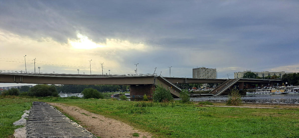 Dresden: eingestürzte Carolabrücke in Dresden. 