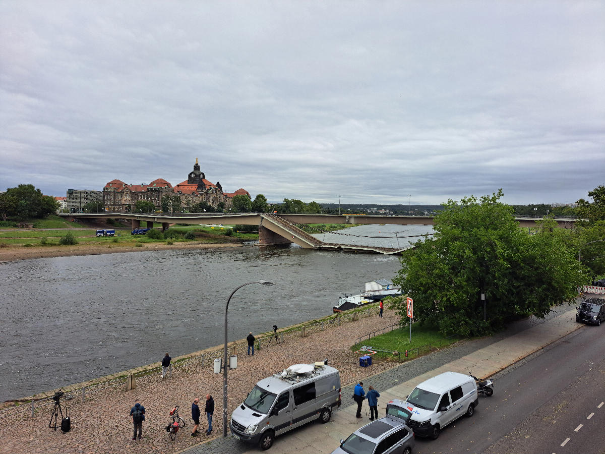 The Carola bridge in Dresden after the collapse of the central section of superstructure C. 