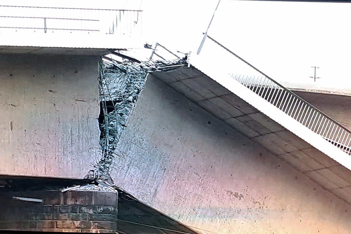 Effondrement du pont de la Carola : point de rupture au dessus de la pile au nord de la section effondrée. 