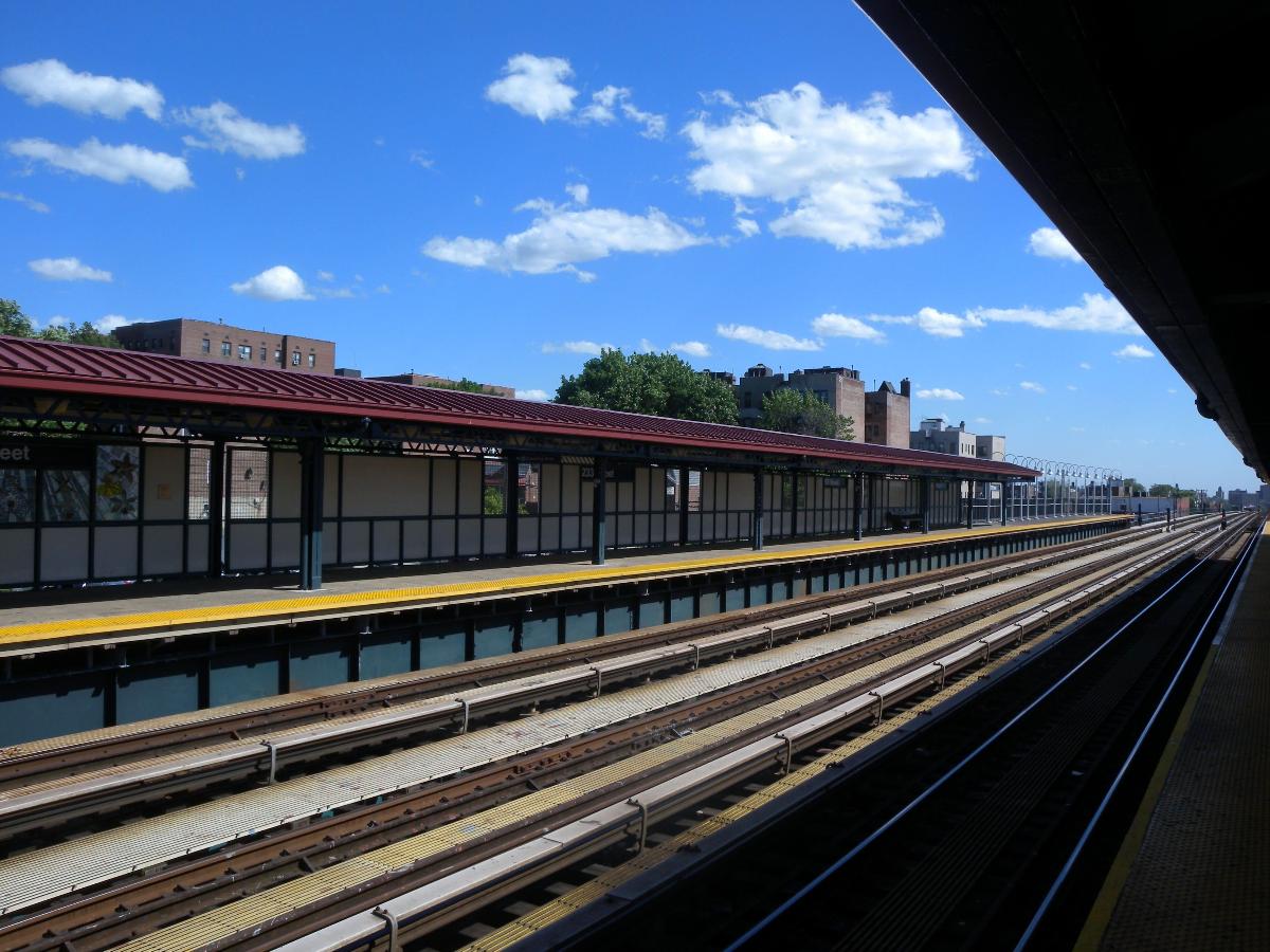 Looking south from 233 St southbound platform of White Plains Rd line on a sunny afternoon. 