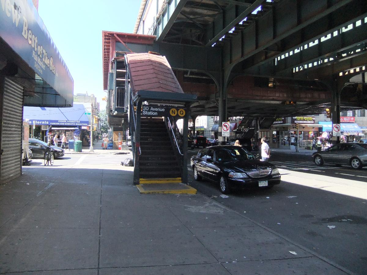 Stair at 30th Avenue and 31st Street to the Astoria Line station 