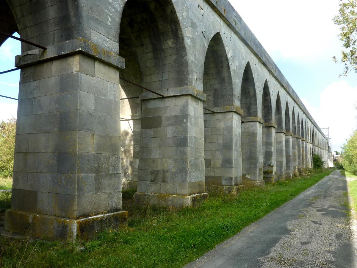 Arcades du pont suspendu de Tonnay-Charente, Saint-Hippolyte Charente-Maritime France 