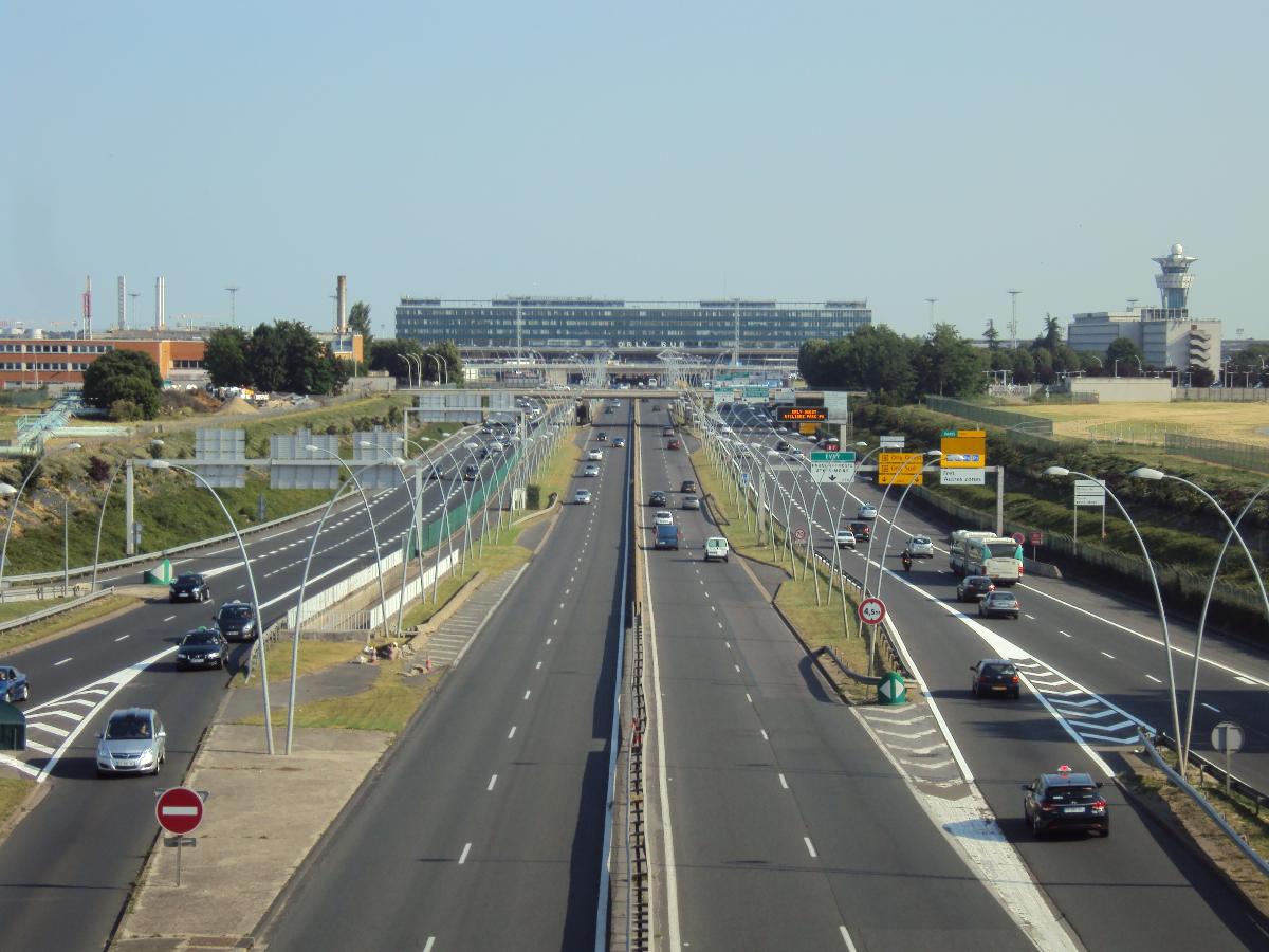 L'autoroute A106 (voies extérieures) et l'ex N7 au nord de l'aéroport d'Orly A l'arrière plan on aperçoit l'aérogare d'Orly Sud