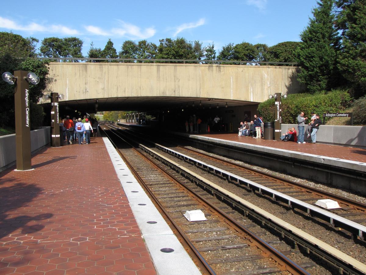Arlington Cemetery station as seen from the outbound end of the Franconia-Springfield platform 
