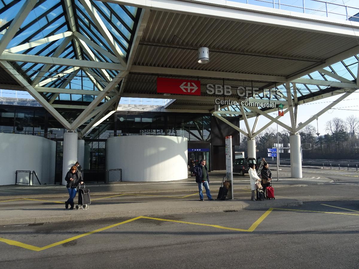 Arrêt des TPG devant l'une des entrées de la gare de Genève-Aéroport 