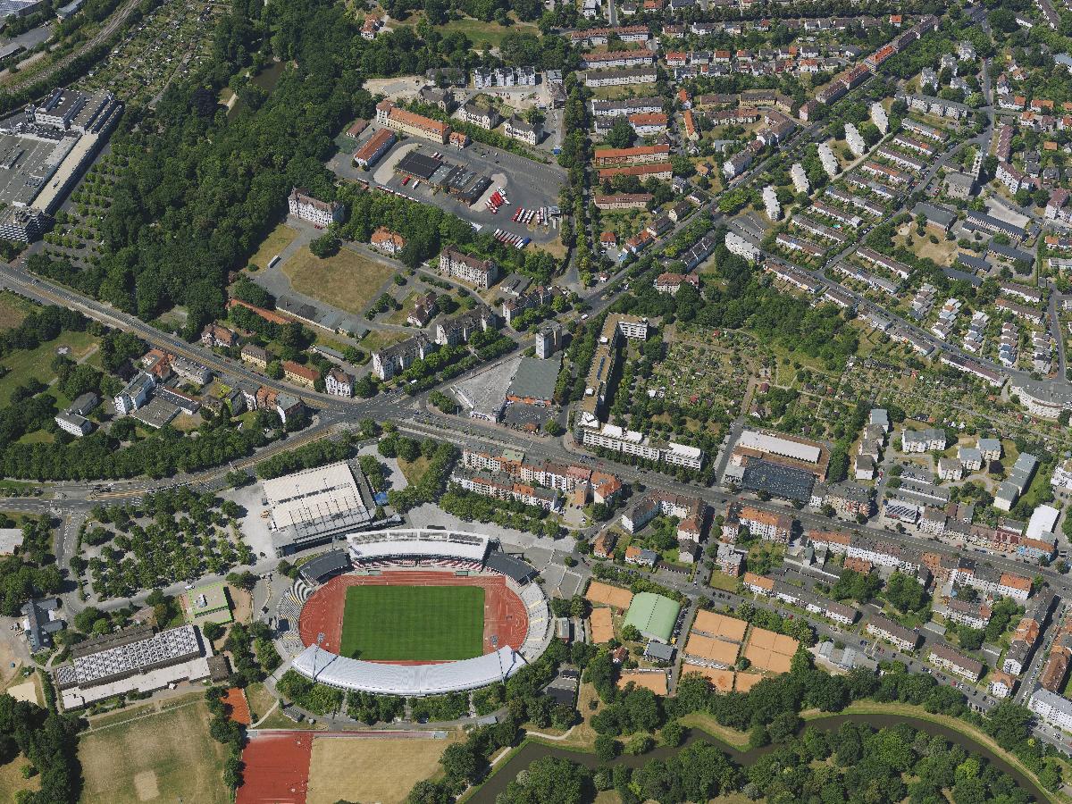 Vogelperspektive über Kassel Zu sehen sind unter anderem von links nach rechts die Auepark Großsporthalle, die Eissporthalle, das Auestadion, sowie oben die Jäger-Kaserne