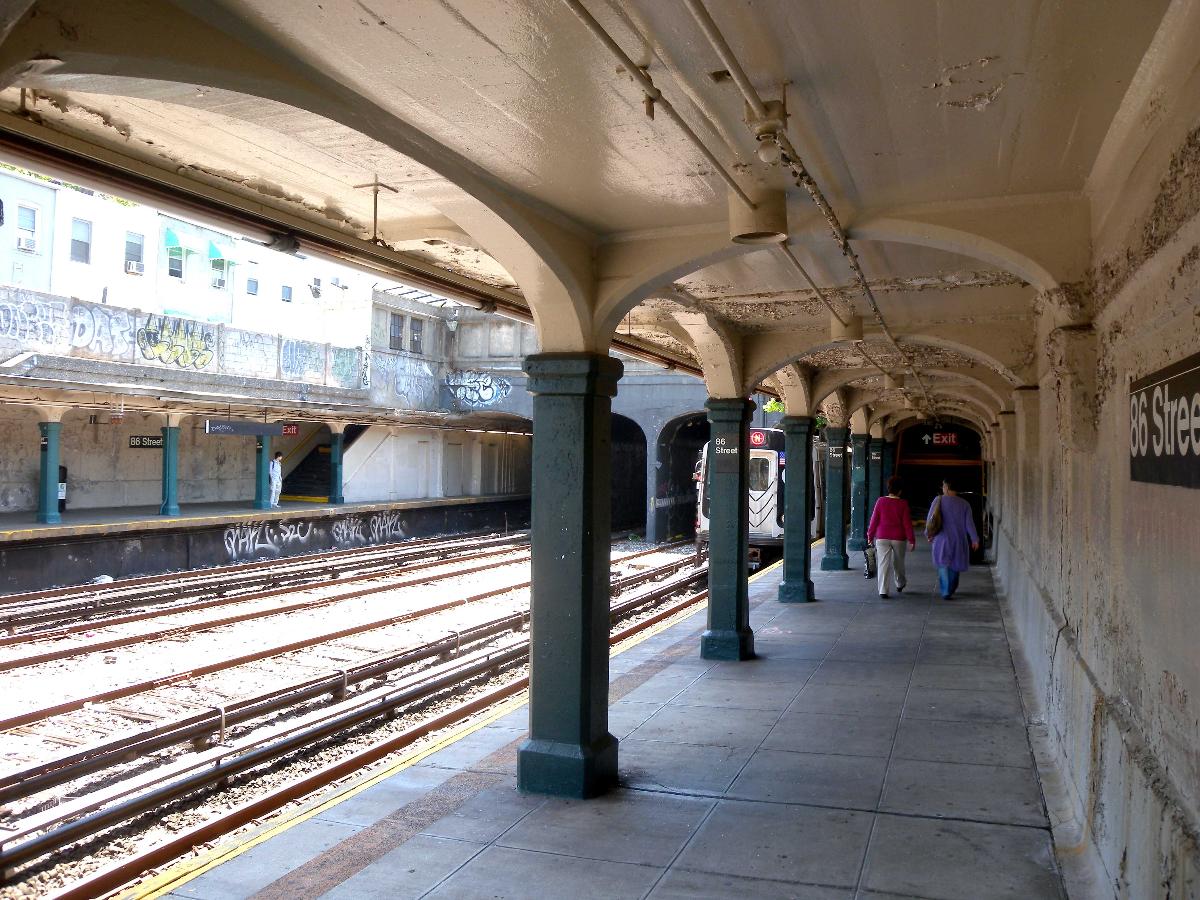 Looking southeast along southbound platform of Gravesend–86th Street (BMT Sea Beach Line) on a sunny midday 
