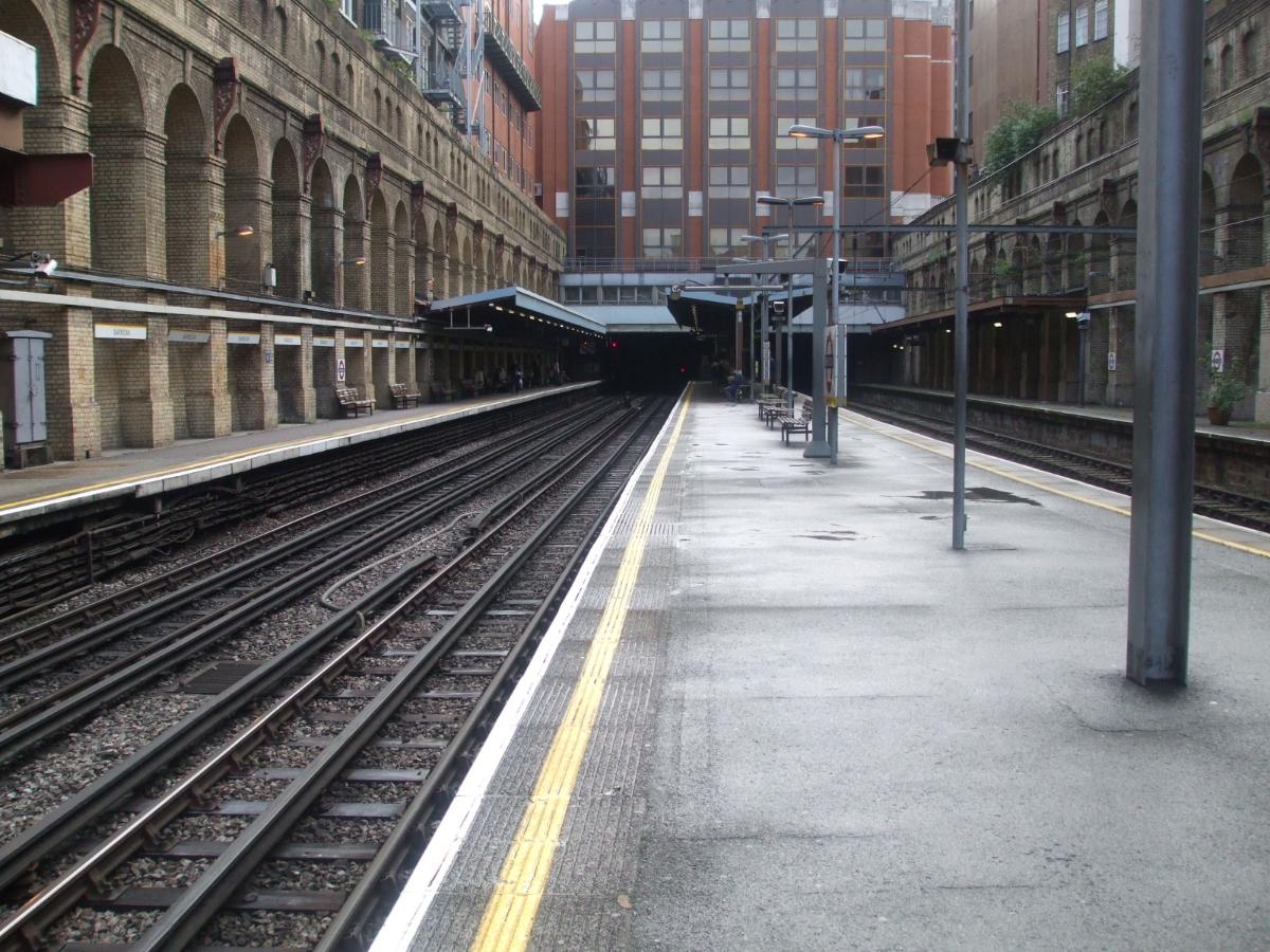 Barbican station Metropolitan/Hammersmith &amp; City/Circle line platforms looking east 