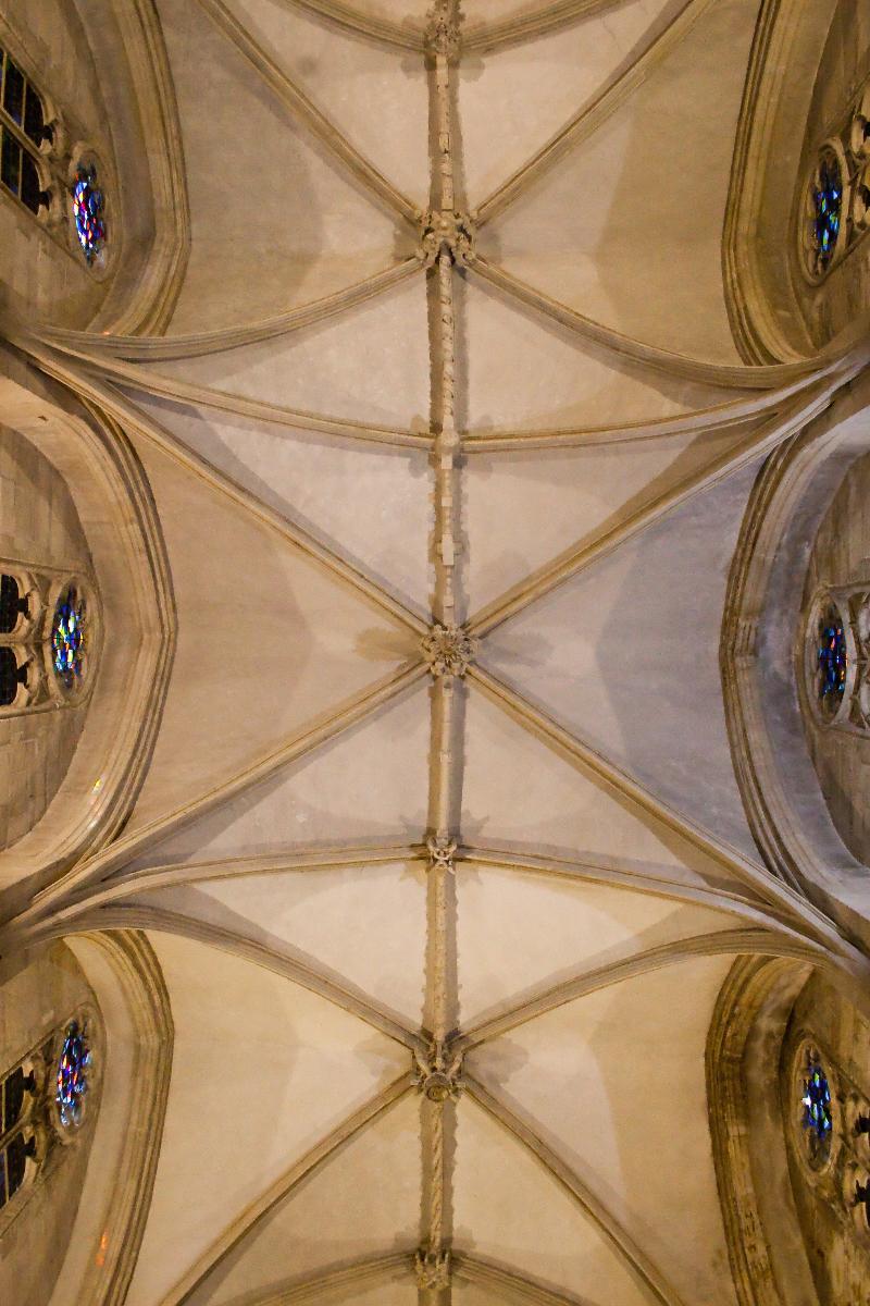Basilique Sainte-Trinité, Cherbourg, Basse-Normandie, France Cross rib vaults in the nave