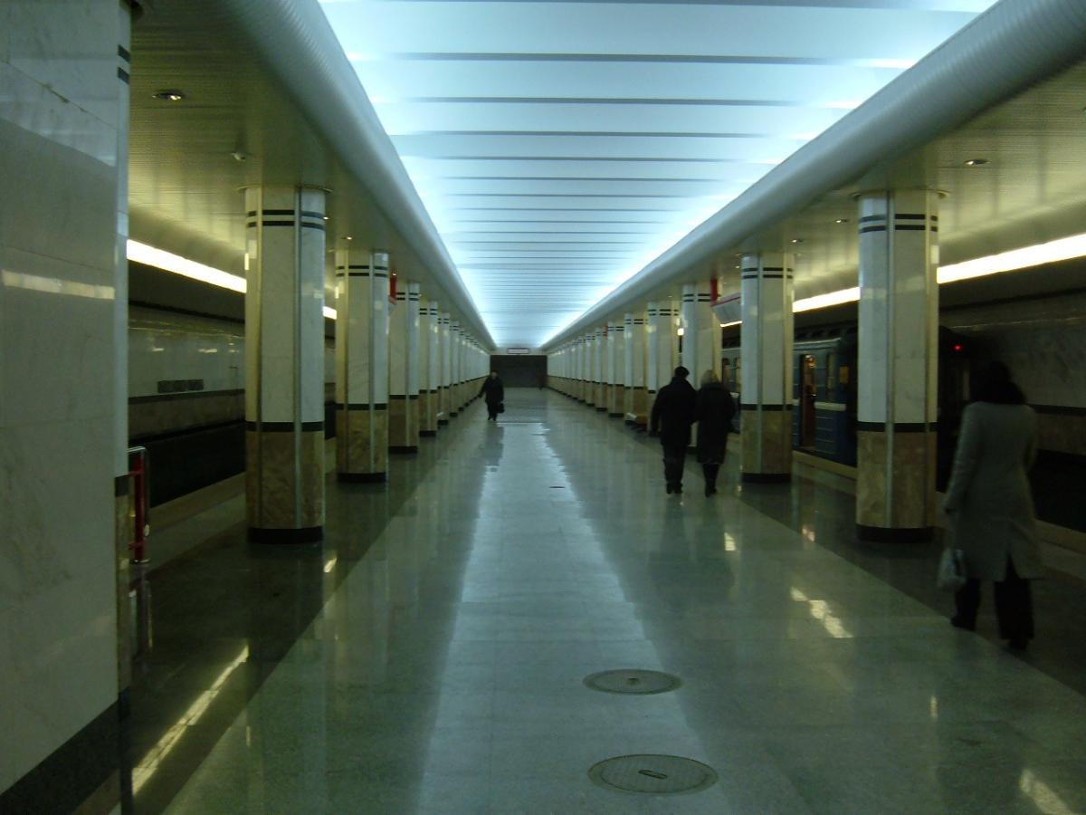 Kamennaya Gorka Metro Station 