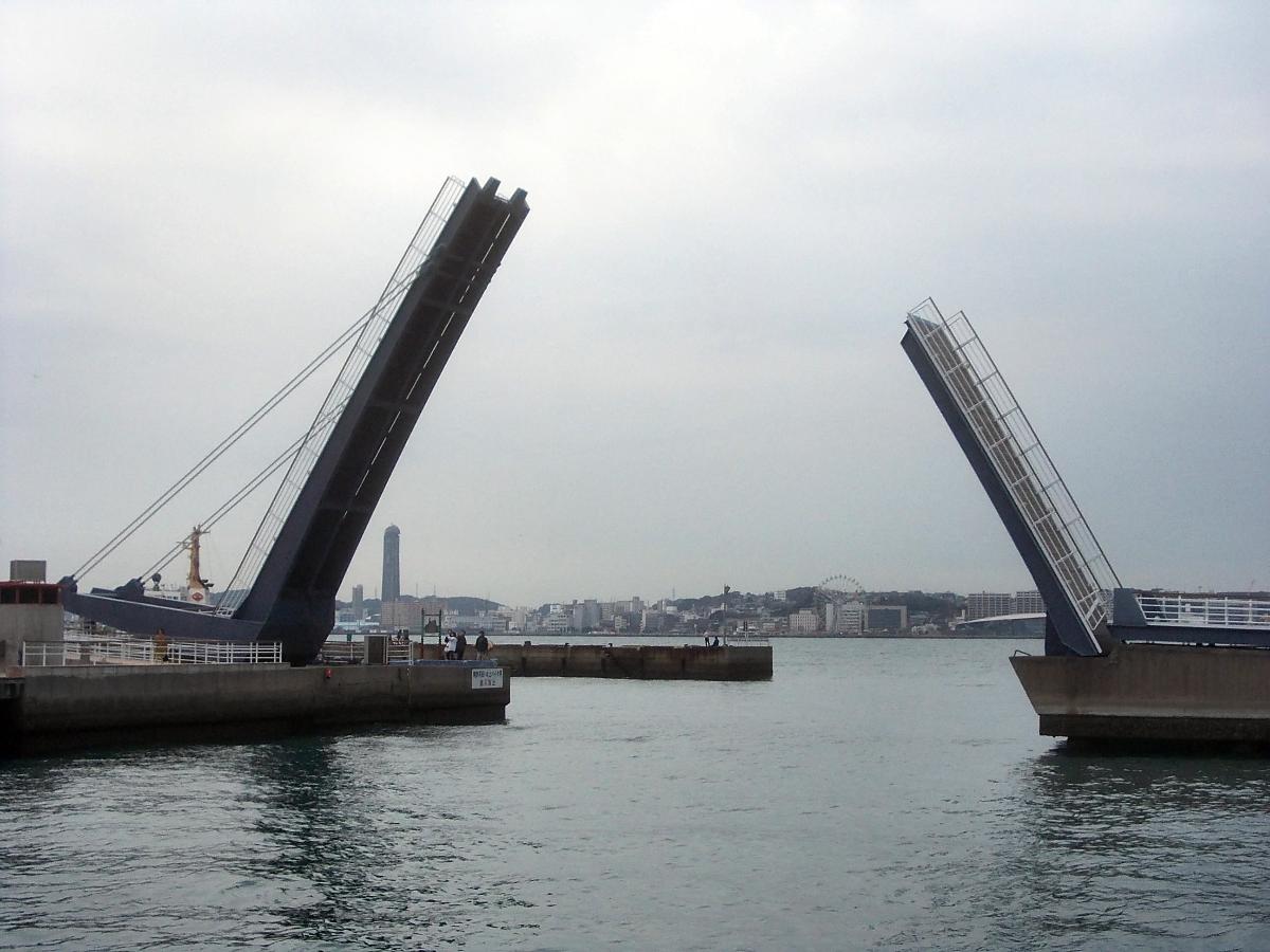 The Blue Wing Moji drawbridge after opening The work is done, and therefore the bridge is now opening for boats.