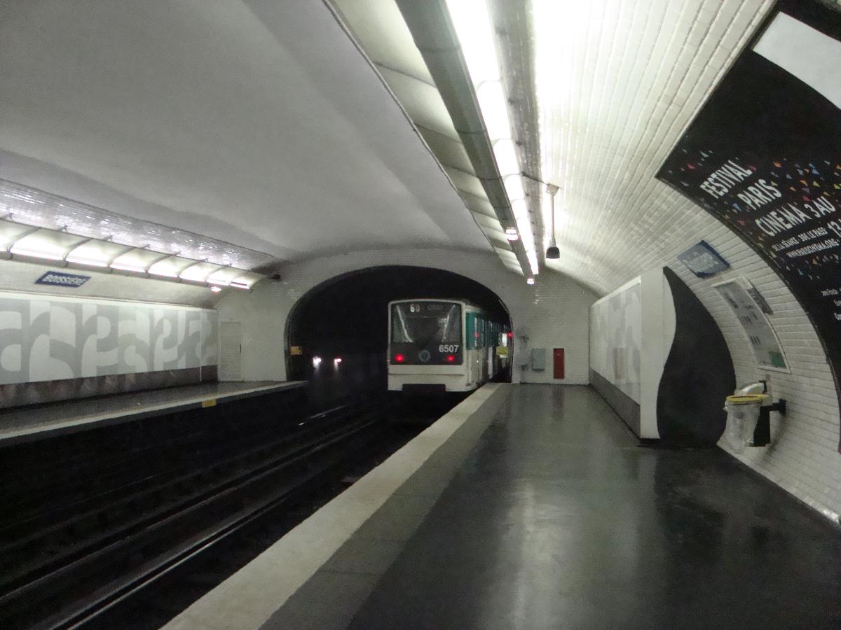 Une rame de la station de métro Boissière sur la ligne 6 en direction de CDG-Etoile 