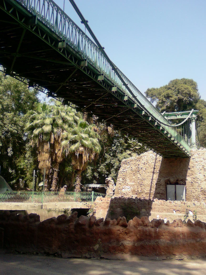 Pont suspendu du zoo de Giza, réalisation de 1915 par la société de construction de Levallois-Perret 