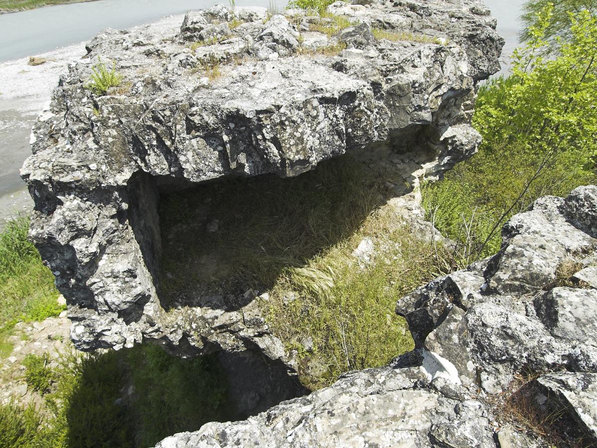 Media File No. 153635 Hollow chamber below the roadway of the Bridge near Kemer, a Roman arch bridge over the Xanthos river (Koca Çayı) in Lycia, modern-day southwestern Turkey. The bridge once reached to the opposite shore