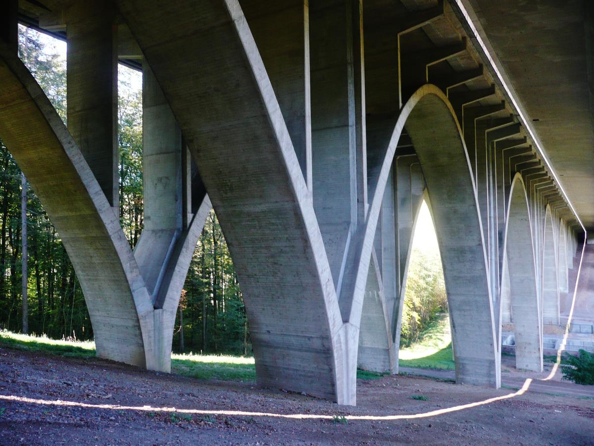 Brücke der BAB A8 über des Tal des Rohrbachs, Leonberg 